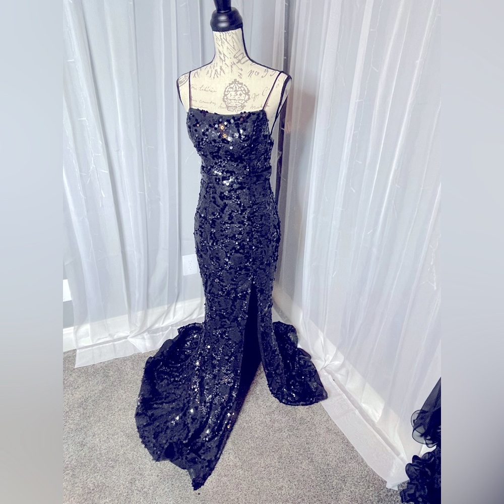 New with tags size 6 Jadore black gown